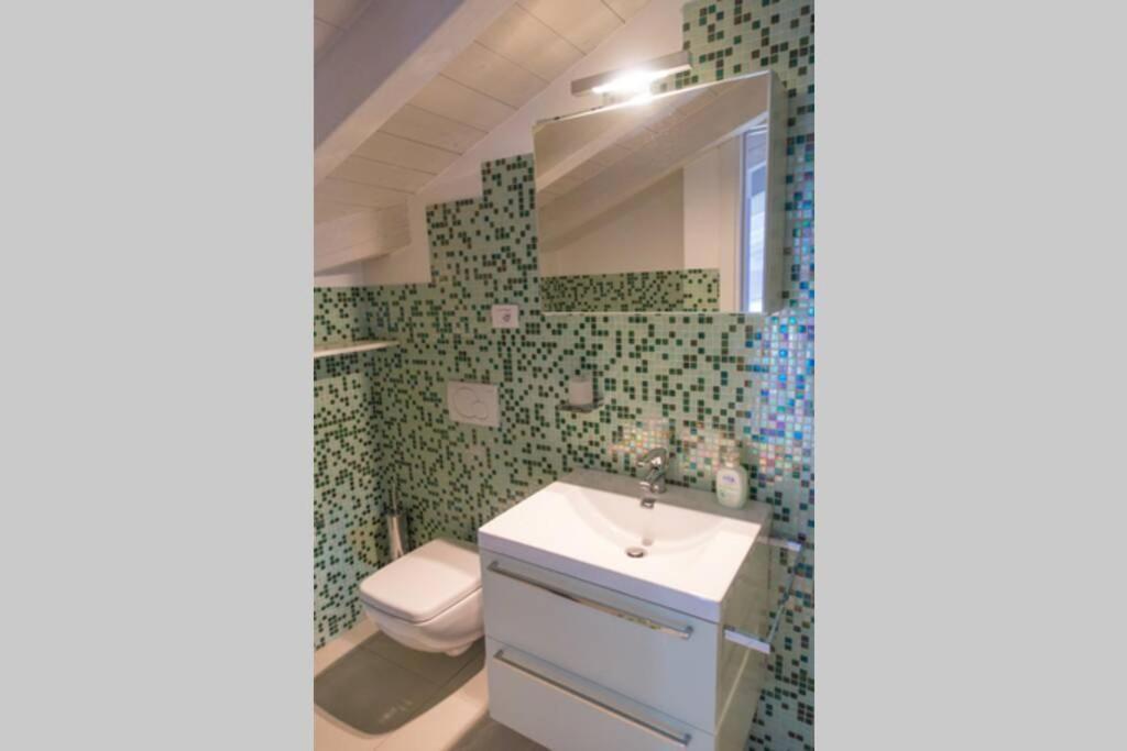 Apartment Viole, Cozy Attic Set In The Old Town Next To The Lake Arona Exterior foto